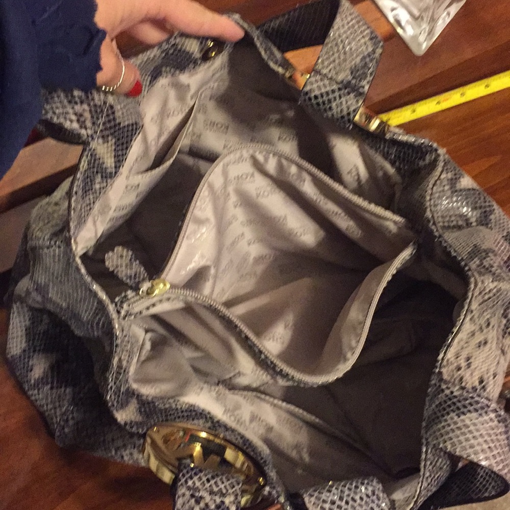 Michael Kors snakeskin leather tote, comes with matching wallet! EUC - Picture 8 of 8